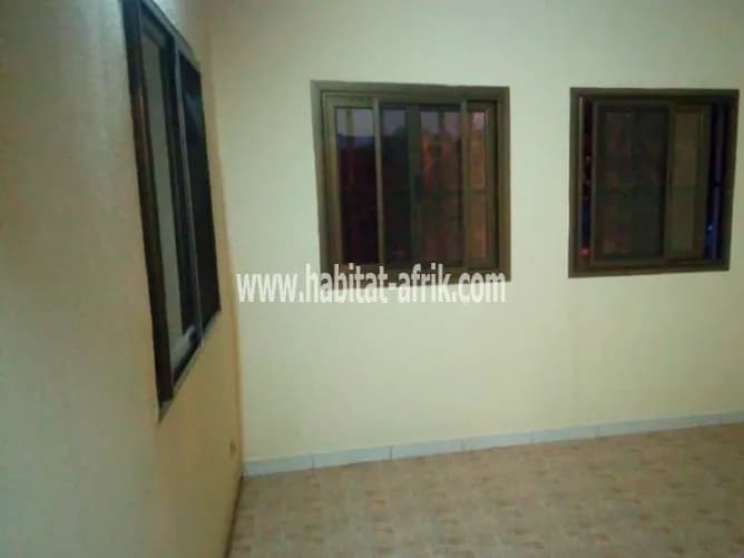 LOCATION Appartement Chambre Salon WC douche cuisine interne + terrasse à totsi dinastie Lomé-Togo