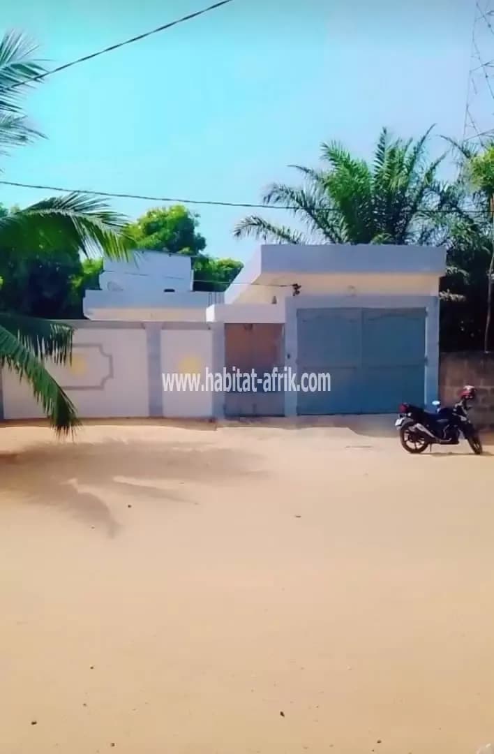 Je mets en vente une villa de 3 chambres salon sur demi lot a agbavi 50m du goudron lome togo