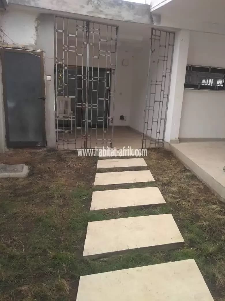 Je mets en location une villa de 3 chambres salon à nukafu derrière china mall lome togo