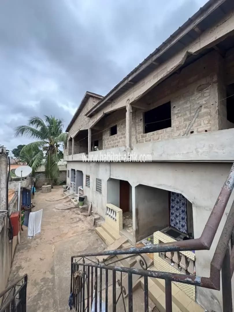 Nous mettons en vente une maison de location duplex composé en bas de 04 chambres salon fois 4, habitables et en haut 2 chambres salon fois 2 inachevés situé à adidogome lankouvi lome togo
