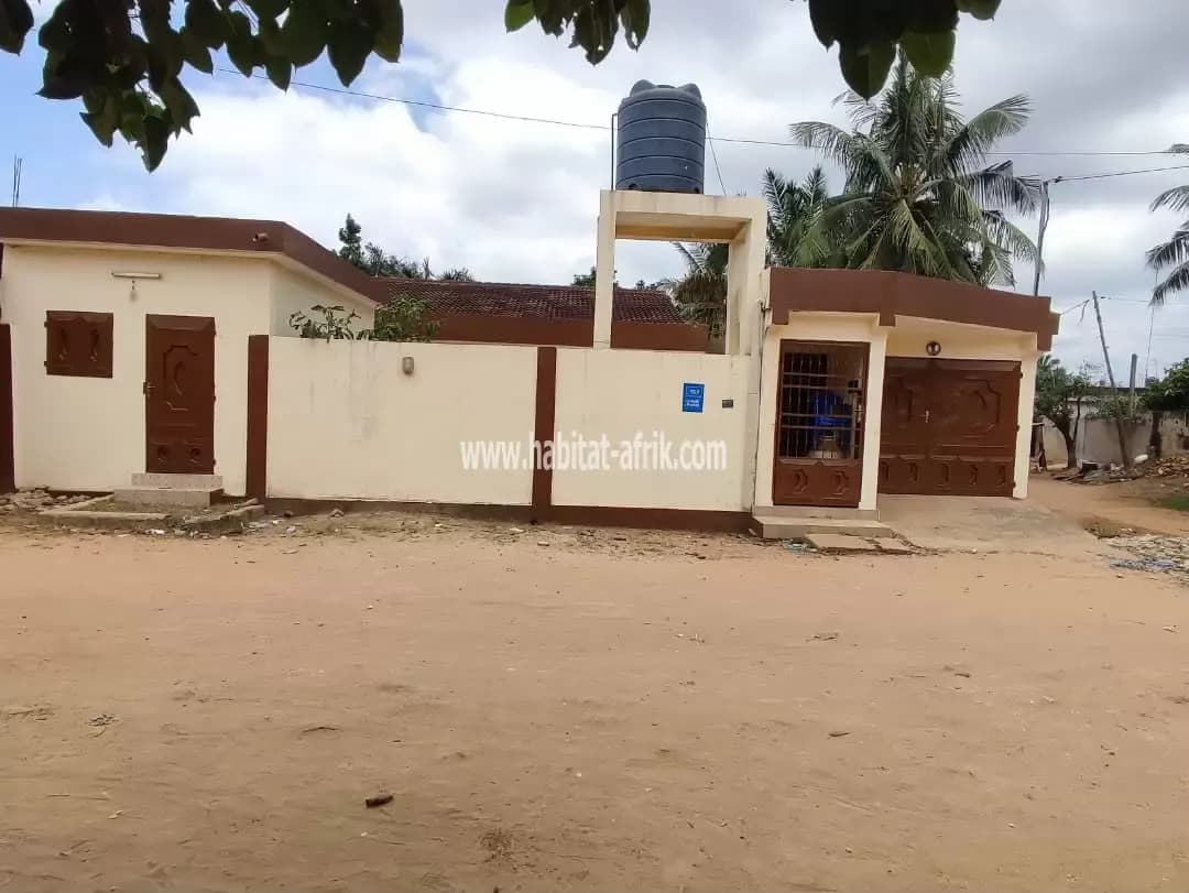 Location villa composé de 3 chambres salon,2 dépendances a amadahome lome togo