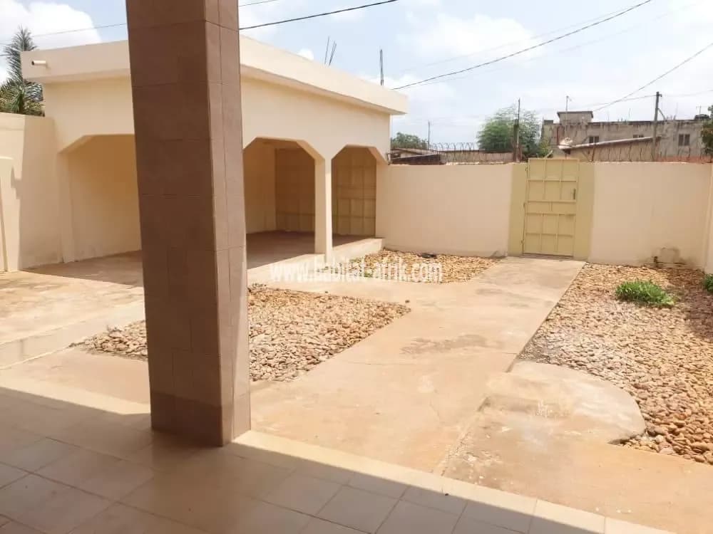 Je mets en vente une maison de 3 chambres salon à  agoe assiyeye lome togo