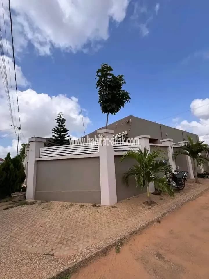 Je mets en vente une villa de deux (2) chambres salon situé à adidogome cite mokpokpo lome togo