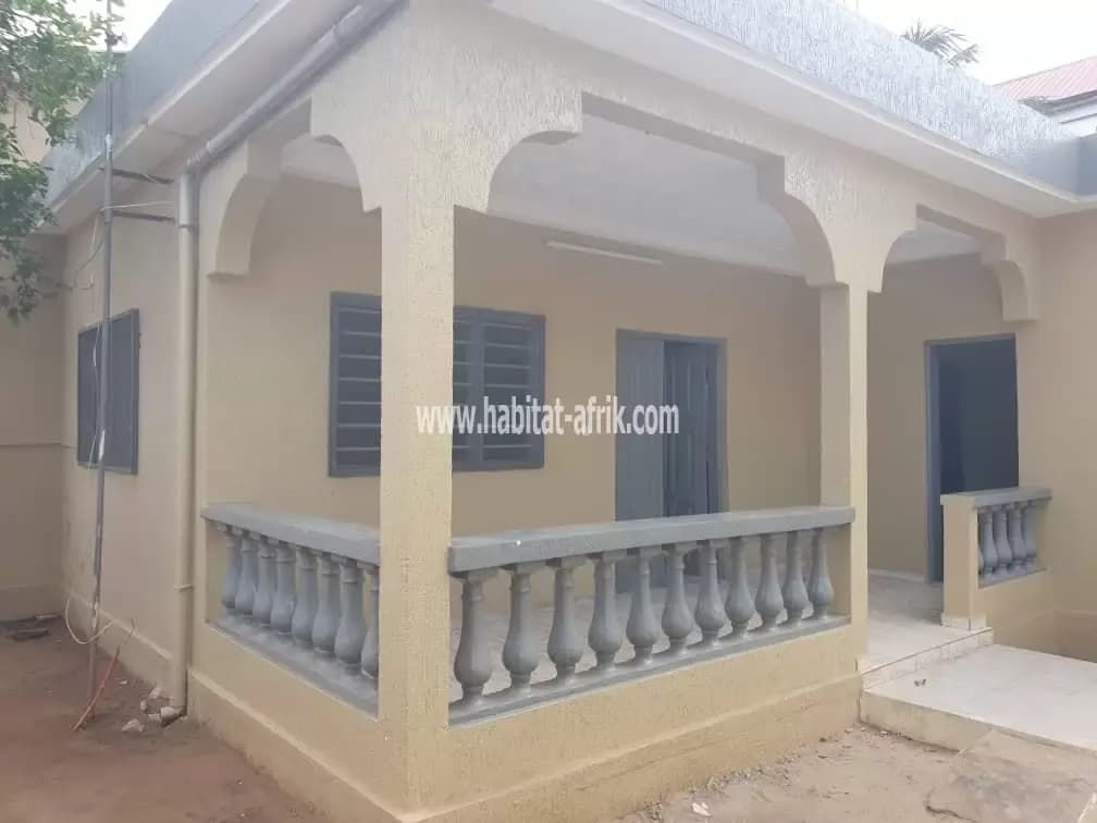 Villa a louer 3 chambres salon situé à agoe reserve lome togo