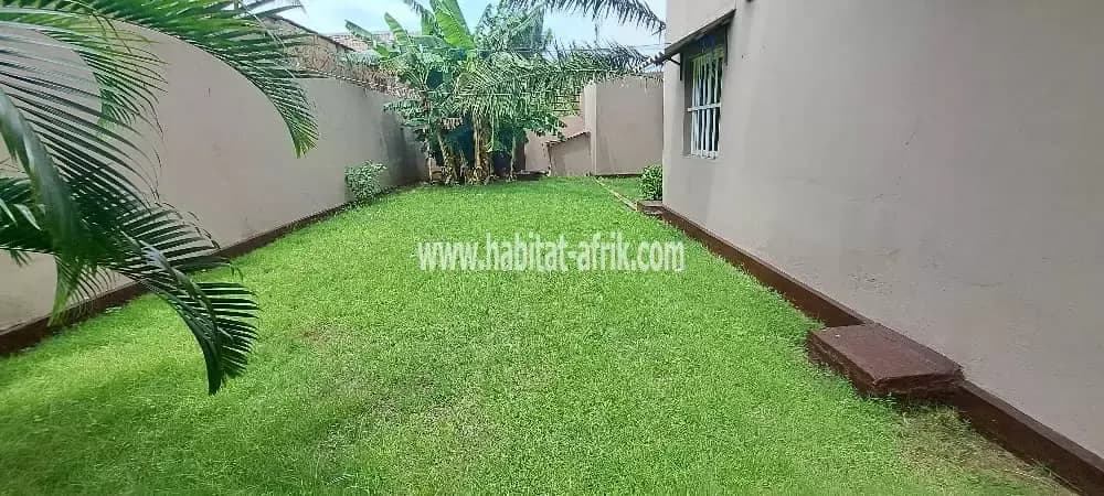 Je mets en location une maison duplex de quatre (4) chambres deux (2) deux (2) dépendance a Tokoin habitat lome togo