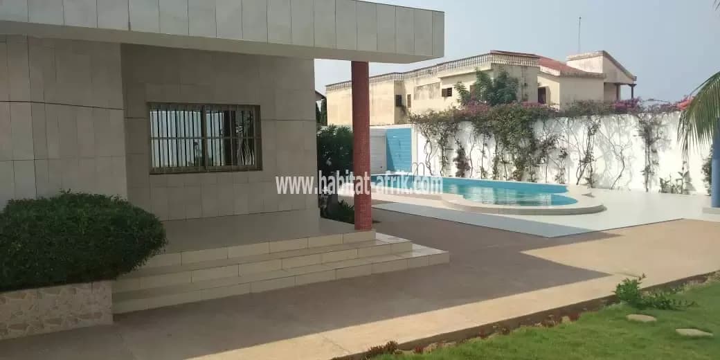 JE METS EN VENTE UNE MAISON SUR TROIS (3) LOTS A BAGUIDA PLAGE AVEC QUATRE (4) CHAMBRES PISCINE DEUX (2) DÉPENDANCE LOME TOGO
