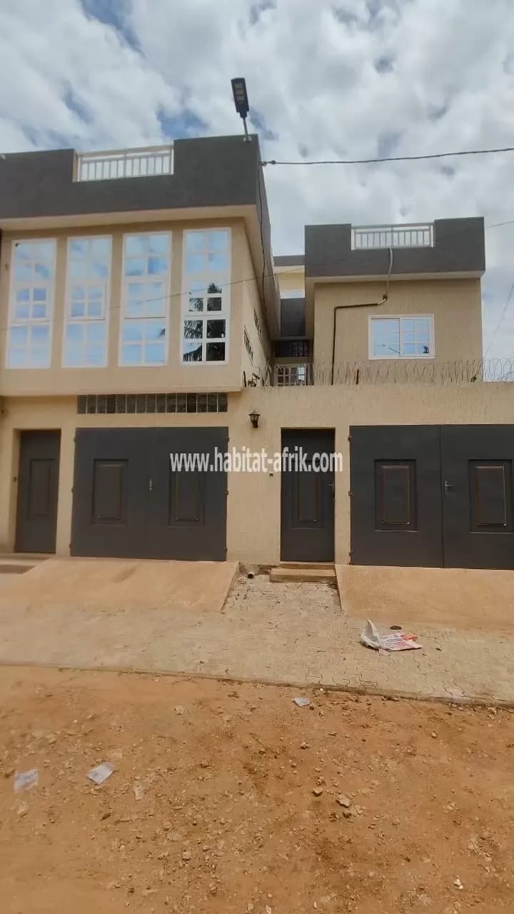 Location villa cour unique compose de 4 chambres salon et une salle de réunion de 100 personnes à adidogome yokoe kopegan lome togo