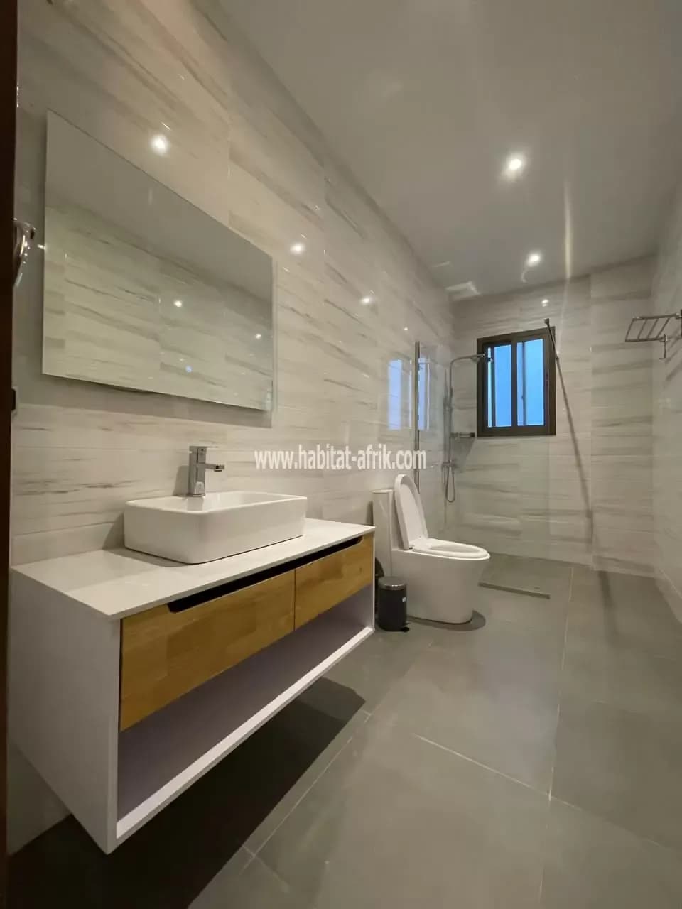 JE METS EN LOCATION UN SÉJOUR DE CHAMBRE SALON À ANANI SANTOS CENTRE VILLE LOME TOGO
