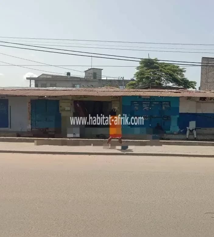 391M2 À VENDRE AU BORD DU GOUDRON À COTONOU -AGONTINKON  AVEC UNE FAÇADE DE 26M AU BORD DU GOUDRON