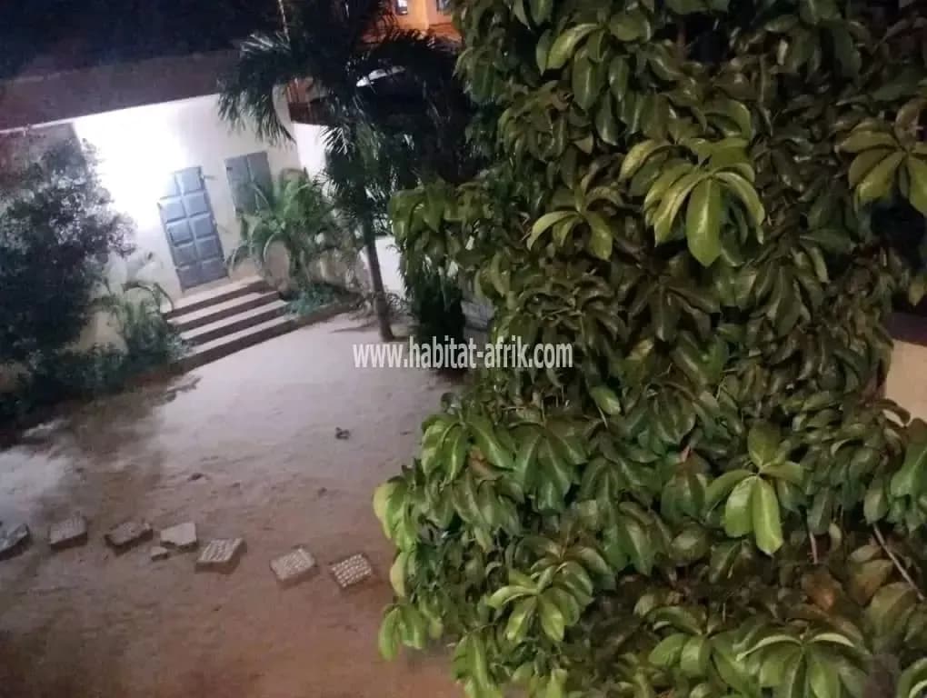 Location meublé à l’étatge de 3 chambres salon a agoe boison 800 mètres du goudron lome togo