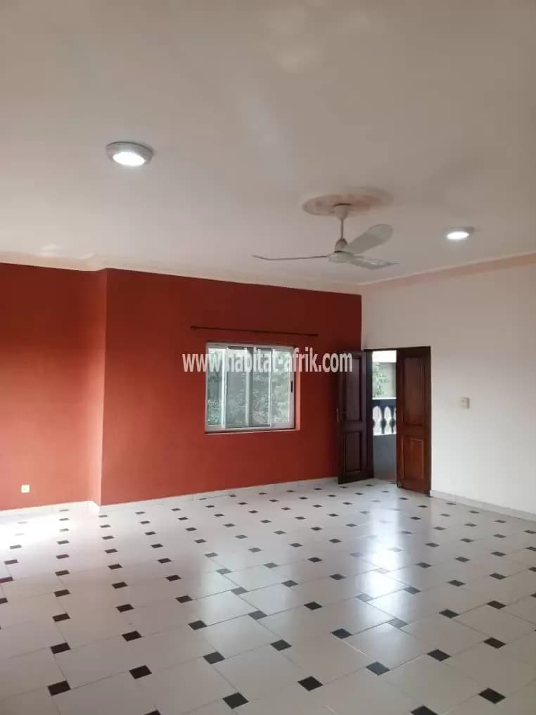 DES APPARTEMENT F4 À LOUER À COTONOU EN PLEIN CŒUR DE LA VILLE NON LOIN DU MARCHÉ TOKPA au 2 ème étage_
