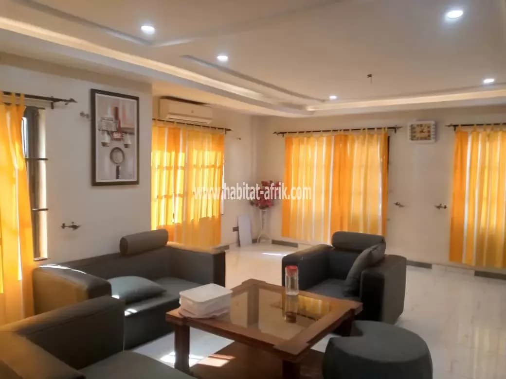 VILLA DUPLEX DE 06CHAMBRES 02SALONS À VENDRE À COTONOU FIDJROSSÈ PLAGE