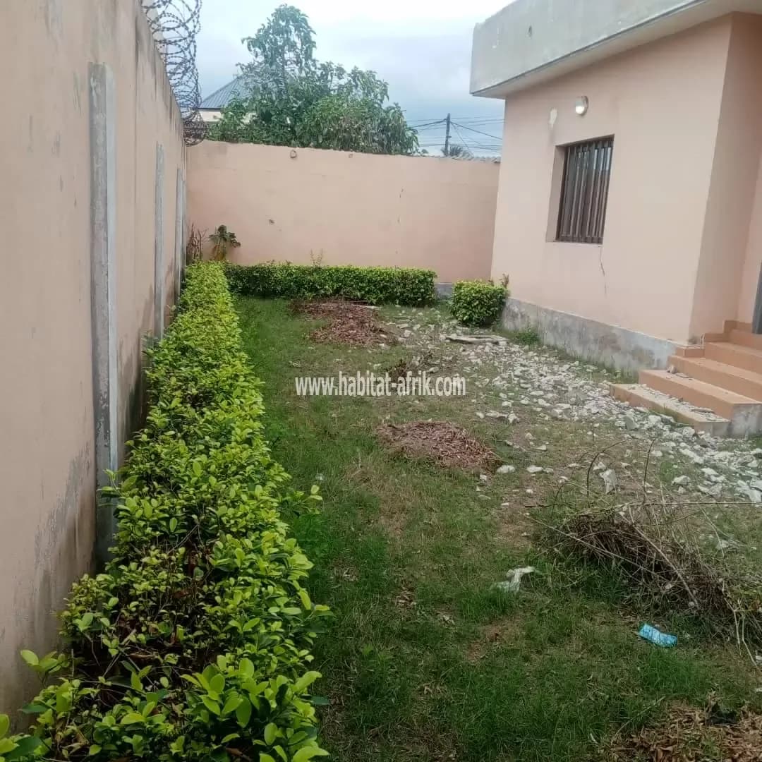 Je mets en location une villa de 3 chambres salon à agbalepedo lk lome togo