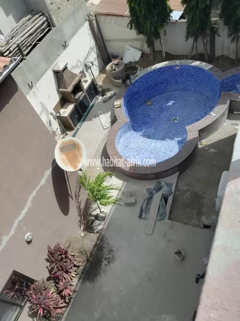 JE METS EN LOCATION UNE MAISON AVEC PISCINE DE TROIS CHAMBRES A NYEKONAKPOE LOME TOG