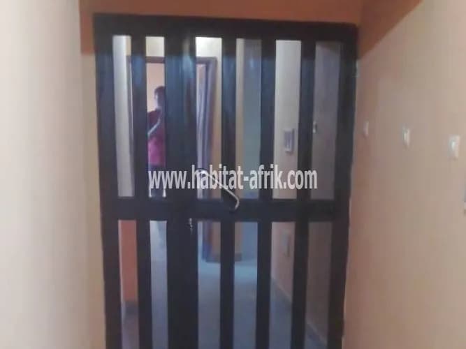 LOCATION APPARTEMENT COUR UNIQUE A L'ÉTAGE DE 2 CHAMBRES SALON A HEDJRANAWOE LOMÉ-TOGO