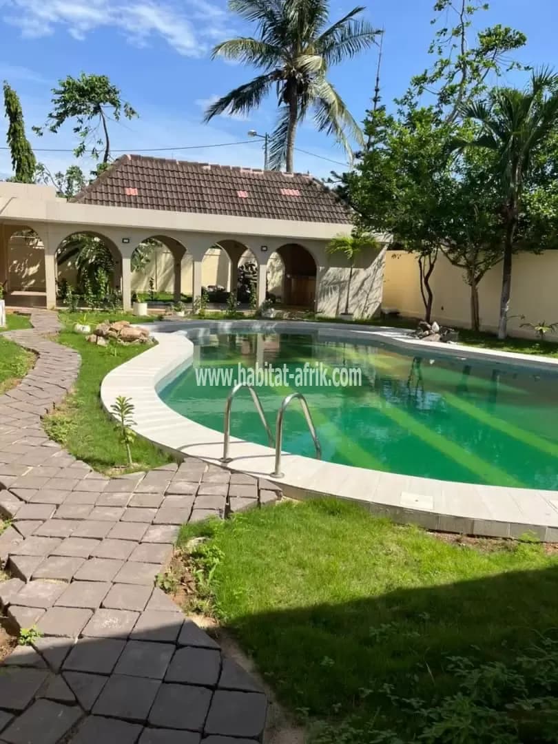 Location d’une villa de 04 chambres salon, avec piscine, jardin et 4 dépendances à la caisse lome togo