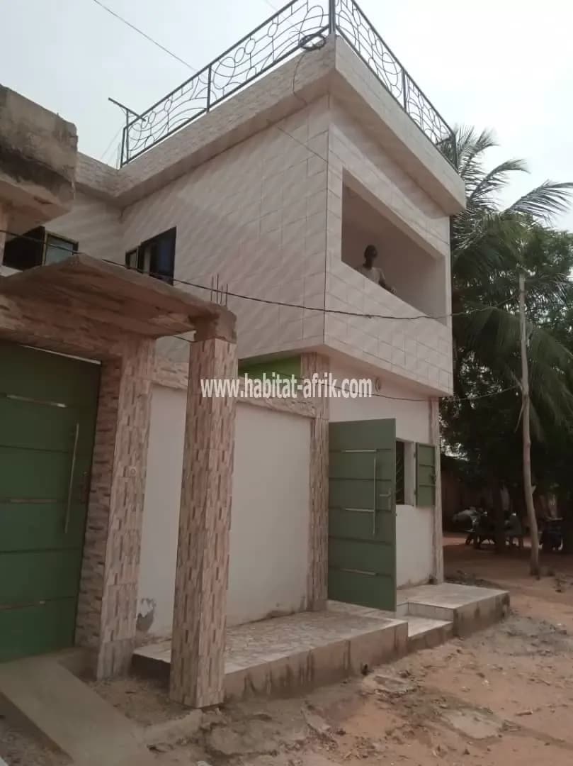 Villa a etage a vendre composé de 2 fois 2 chambres salon prete a habiter situé au quartier sanguera kleme lome togo
