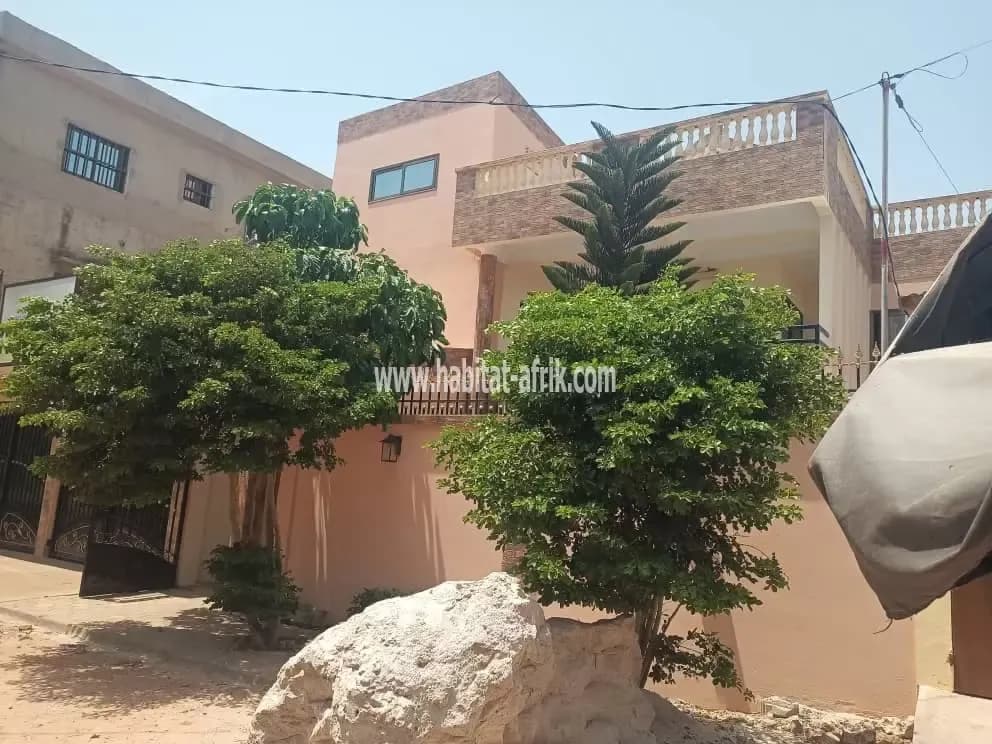 Nous mettons en location une villa de 05 chambres situé au quartier agoe lome togo