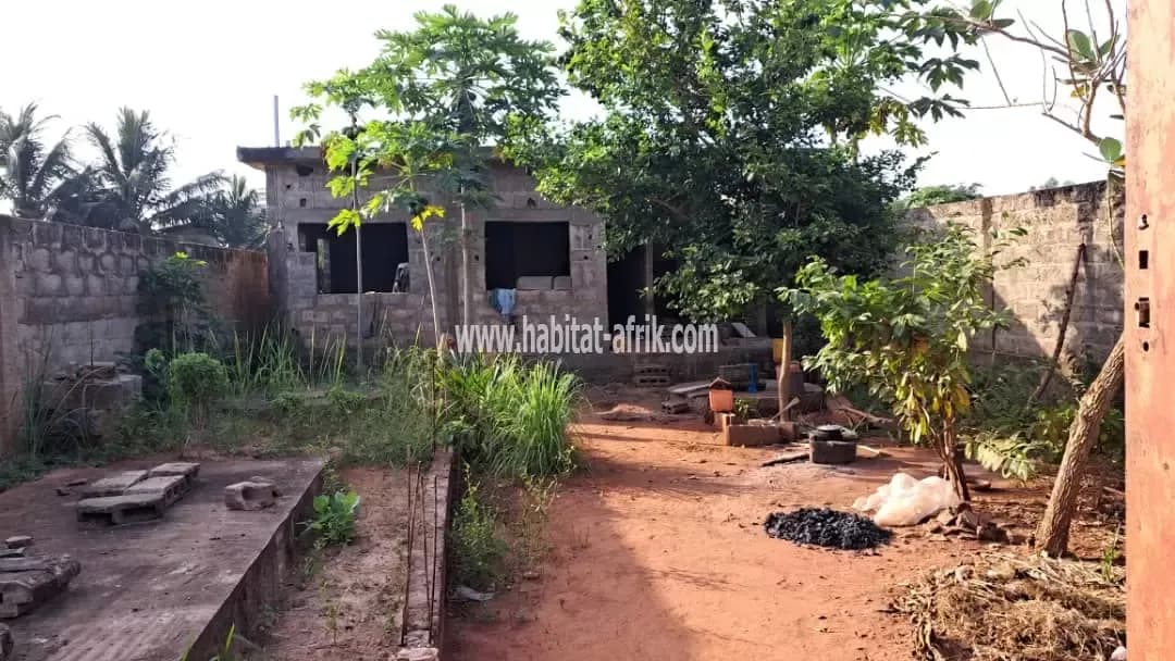 Je mets en vente une maison inachevée dallé de 3 chambres salon sur demi lot 300 mètres carrés a djagble lome togo