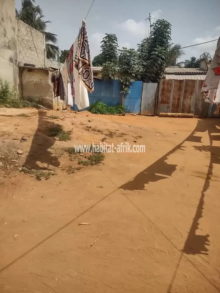 Je mets en vente une parcelle de terrain demi lot a adidogome ipg ou la poste avec titre foncier lome togo