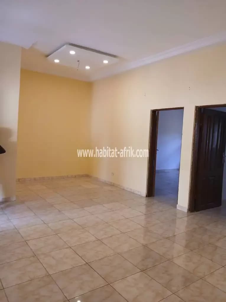 A louer appartement cour unique au rez de chaussée 2 chambres salon autonome lome Togo