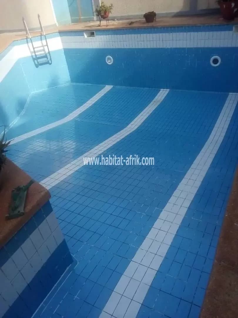 JE METS EN LOCATION UNE MAISON DUPLEX AVEC PISCINE 5 CHAMBRES A DJIDJOLE COMMISSARIATS LOMÉ TOG