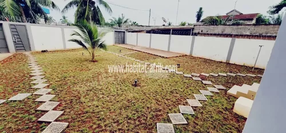 JE METS EN LOCATION UNE MAISON MEUBLÉE DE DEUX CHAMBRES A TOTSI LOME TOGO