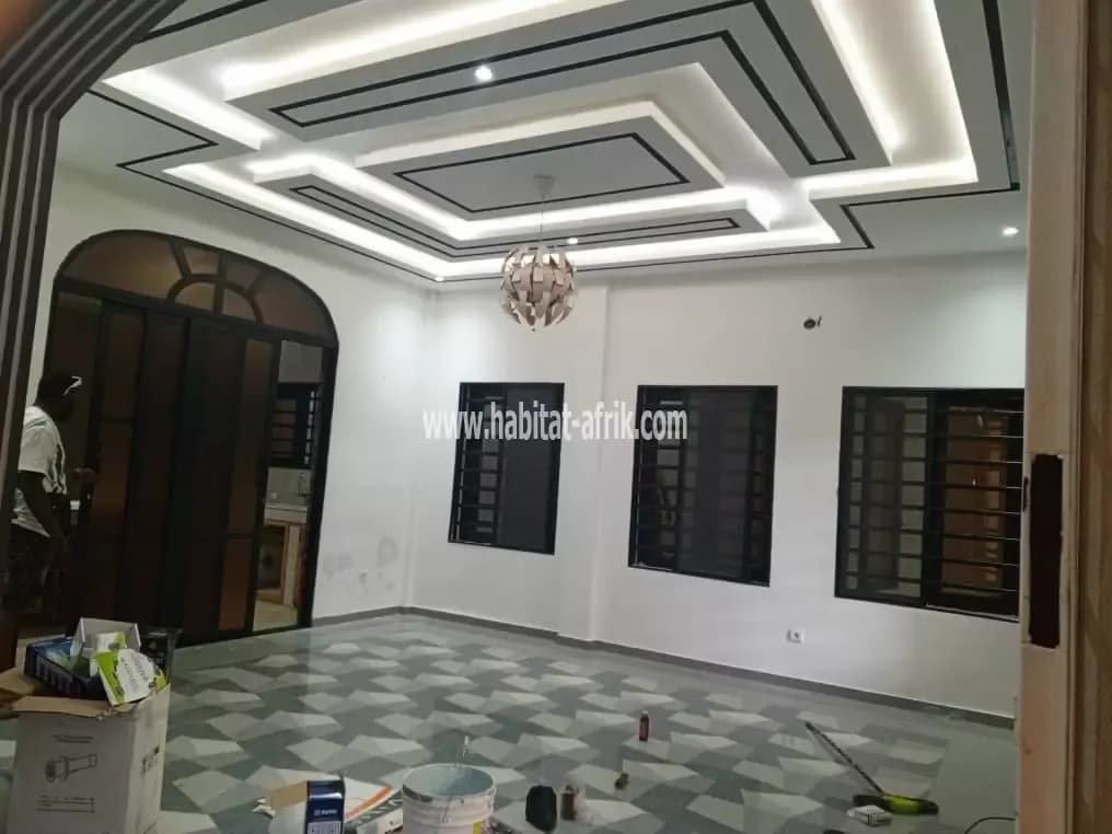 Je mets en location un appartement cour unique de 4 chambres salon a noukafou hotel aeroport lome togo