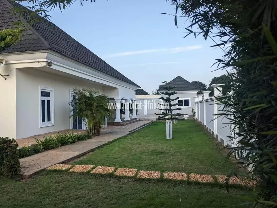JE METS EN LOCATION UNE MAISON SUR DEUX LOTS AVEC 5 CHAMBRES DEPENDENCE PISCINE DANS LA RÉSIDENCE DE LA CAISSE LOME TOGO