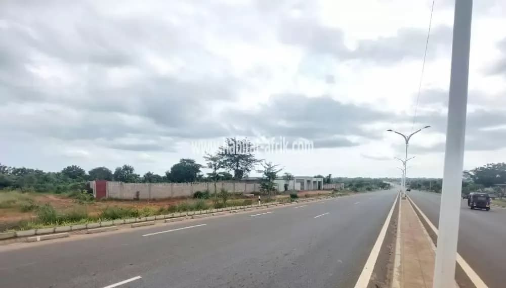 Nous mettons en vente une parcelle de terrain 3 lots et 3 quarts situé à noepe en bordure du goudron contournement opposé au port sec Noepe togo
