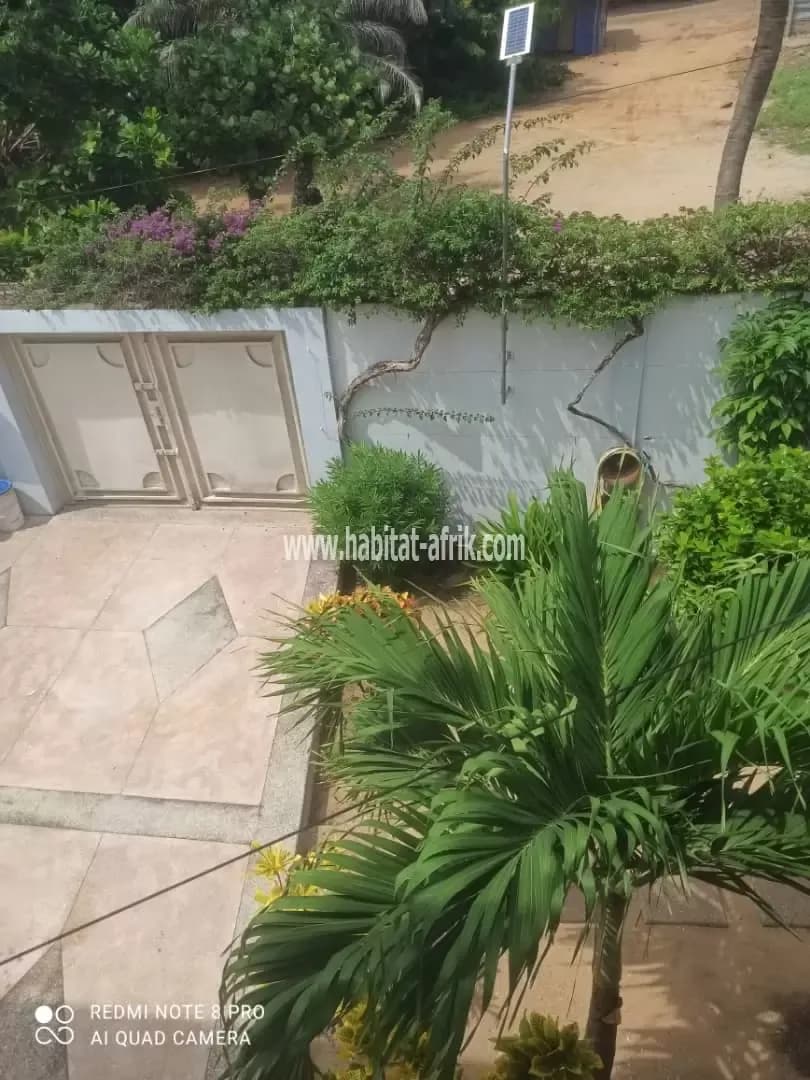 Je mets en location un appartement meublé scindé à l’étage avec un beau balcon pour une belle vue sur la nature 2 chambres salon équipé situé à baguida bateauvi lome togo