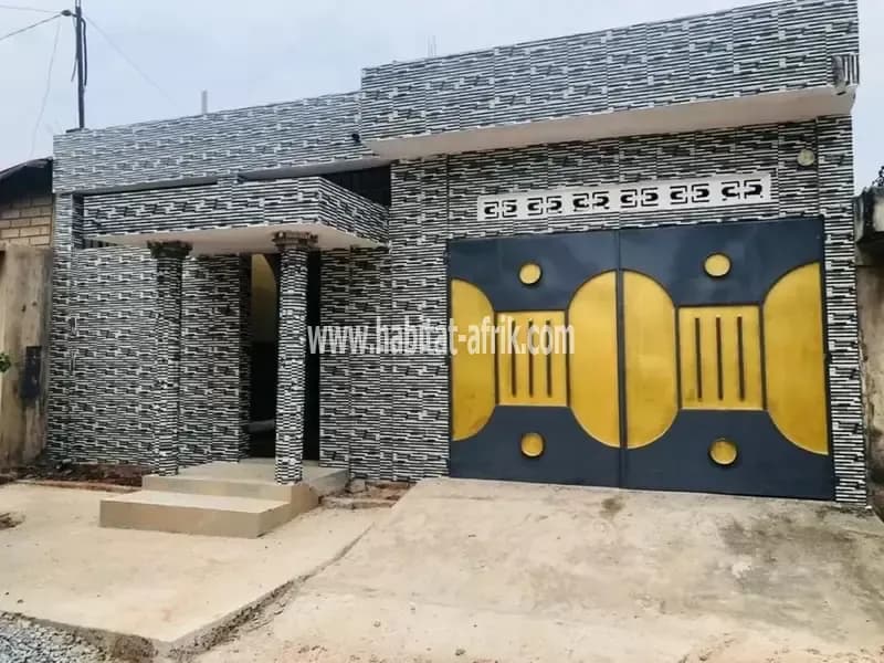 Je mets en vente une maison sur un quart de lot avec trois (3) chambres salon à adidogome Amadanhome lome togo