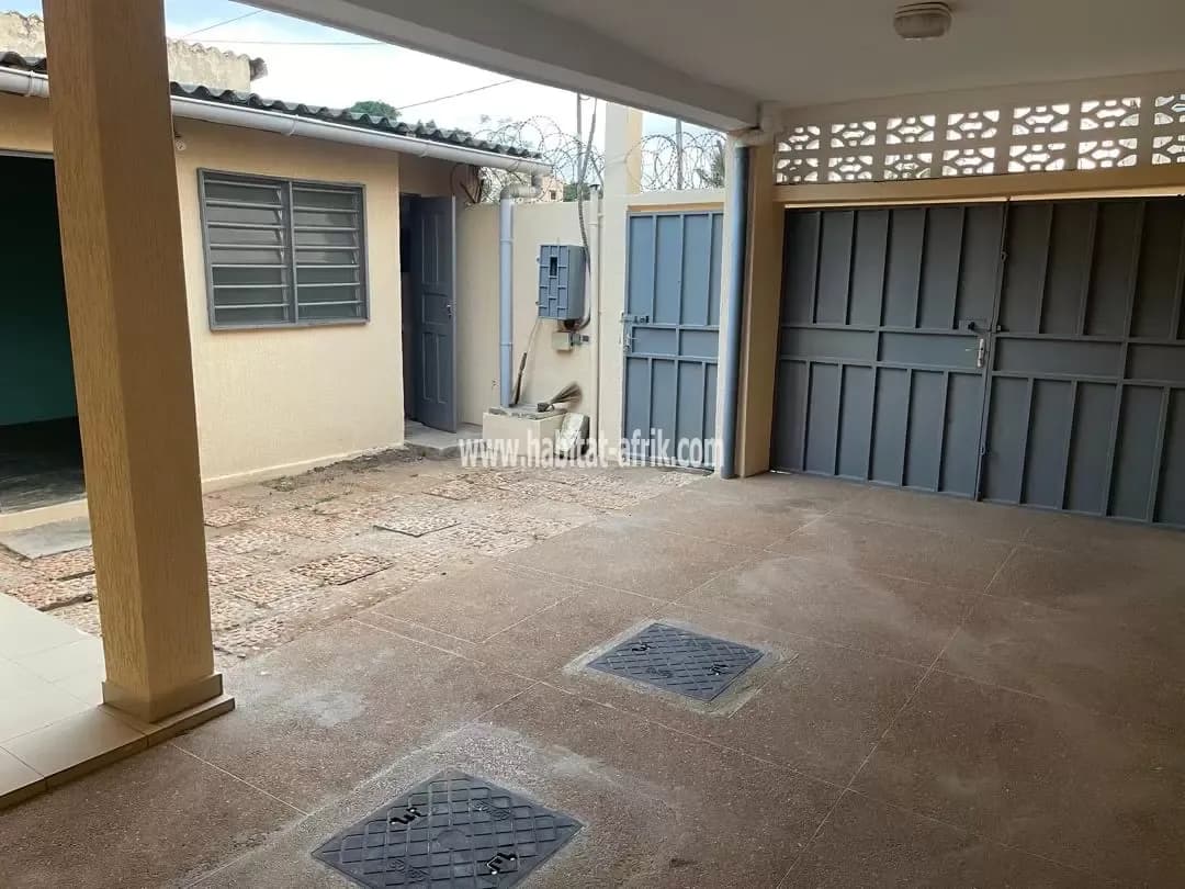Villa a louer 2 chambres salon avec une dépendance a totsi gblinkome lome togo