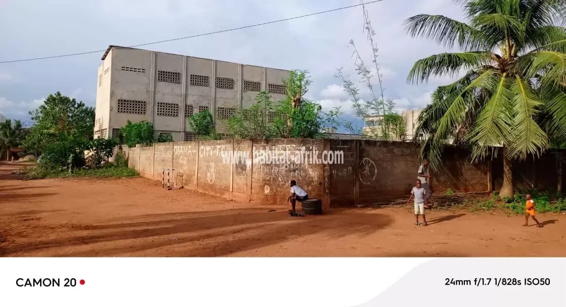 Terrain a vendre 1 lot a deduire de 2 lots avec titre foncier à adidogome Sagbado lome togo