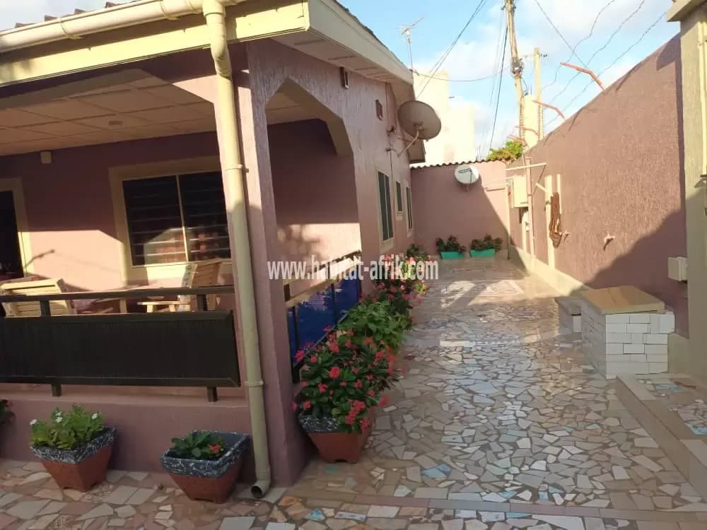 JE METS EN VENTE UNE MAISON DE QUATRE CHAMBRES À ADEWUI ZONE CADASTRE LOME