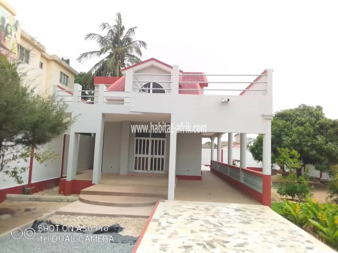 LOCATION VILLA 4 CHAMBRES SALON WC DOUCHE CUISINE INTERNE A AVÉPOZO LOMÉ-TOGO