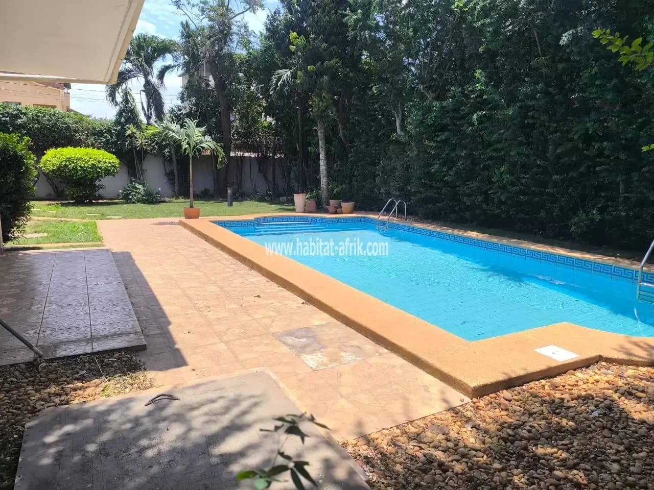 Location villa basse composé de trois (03) chambres salon bureau grand espace jardin, piscine, a nukafu lome togo