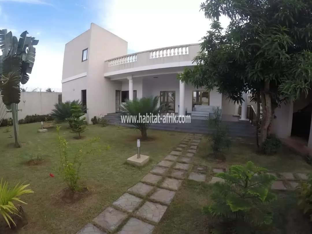 VILLA À VENDRE À AGOE LOGOPÉ