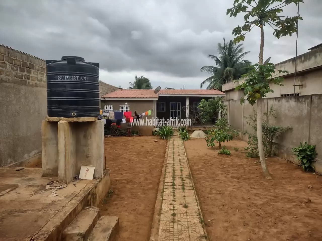 MAISON CONSTRUIT SUR 1/2lot À VENDRE