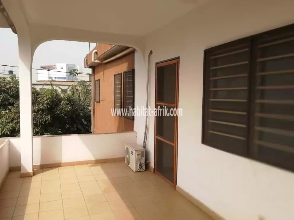Je mets en location une villa duplex de 4 chambres salon une dépendance à totsi lome togo