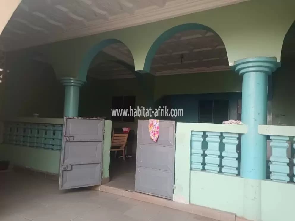 Nous mettons en vente une maison construite sur demi lot a agoe atchàve lome togo