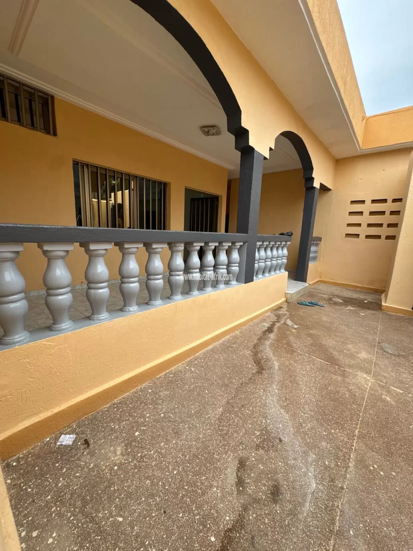 Location d’un villa rare composé de 3 grandes chambres salon avec climatisation une cuisine large juste 200 mètres du goudron station d’essence Yat&amp;co Hedzranawoe lome togo