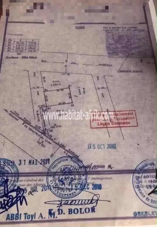 Terrain à vendre, un lot clôturer avec 2 pièce prete a habité situé à adidogome kohé cour primaire lome togo