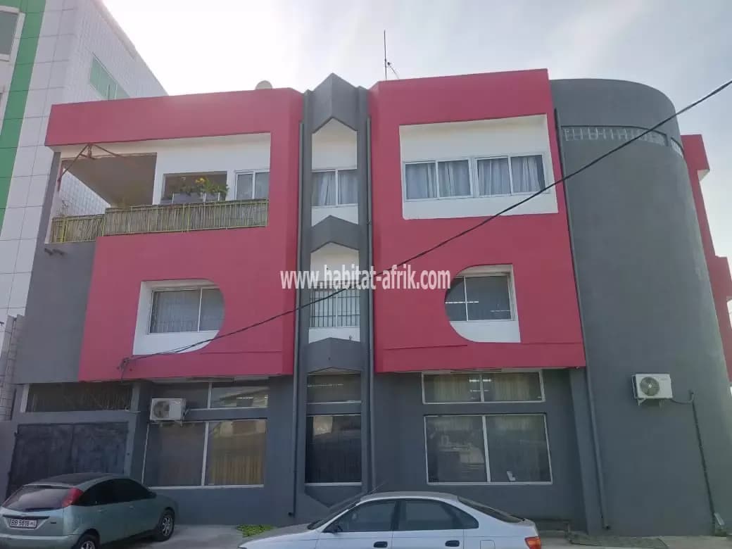 IMMEUBLE R+2 AVEC MEZZANINE EN ANGLE DE RUE À VENDRE AU BORD DES PAVÉS À COTONOU JÉRICHO