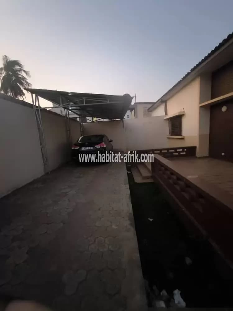 Nous mettons en location un mini villa de deux (02) chambres salon, magasin, jardin et garage pour deux (02) voitures situé dans le quartier de djidjole lome togo