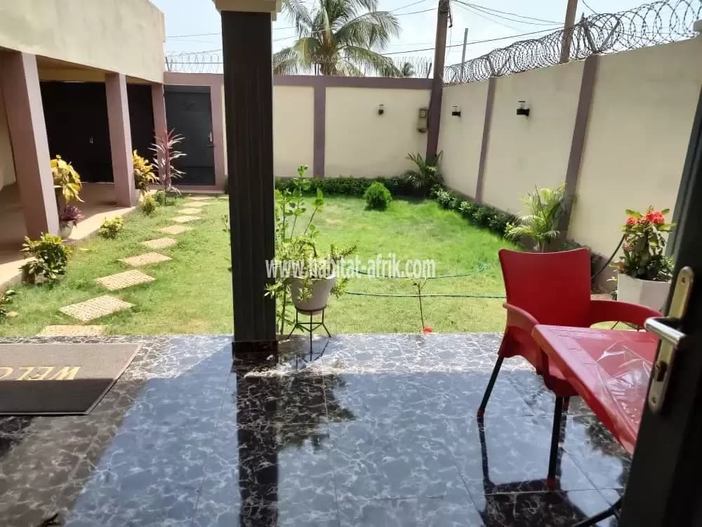 Je mets en location un logement meublé de 2 chambres salon situé a logote 150 mètres du goudron lome togo