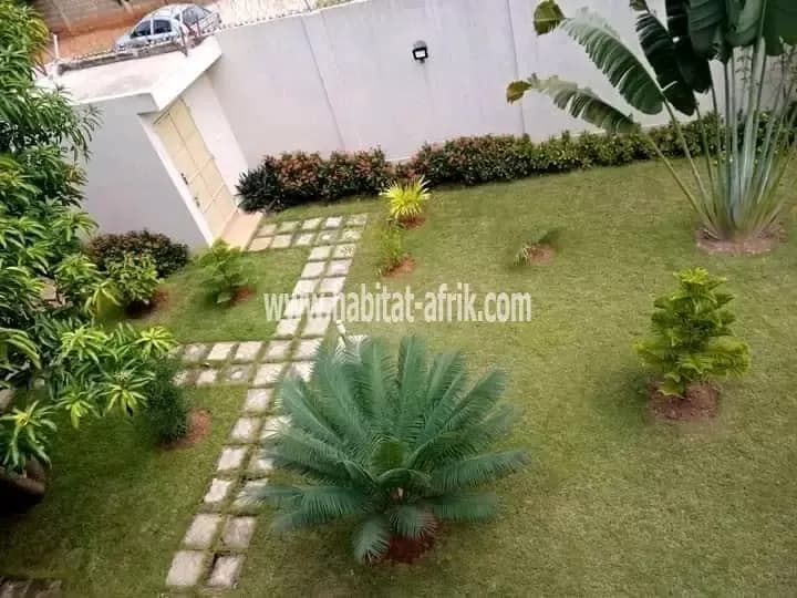 Je mets en vente une villa prestige sur deux (02) lot prete à habiter de trois (03) chambres salon grand jardin sur  une espace demi 450m2 située à agoe camp fir lome togo
