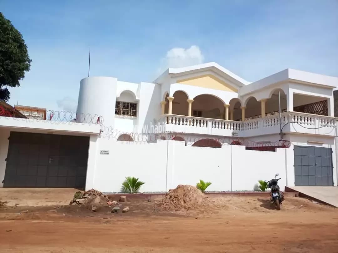 Je mets en location une maison duplex de 5 chambres et dépendance garage de 3 voitures à Tokoin doumassesse pres de la pharmacie st kisito lome to