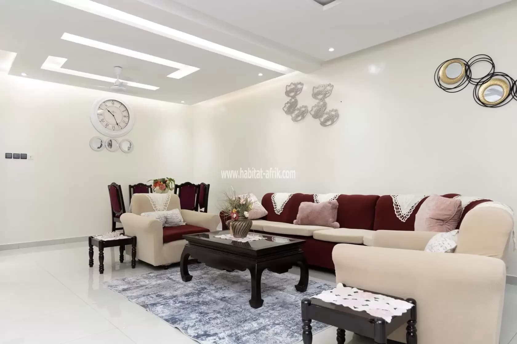 Je mets en location une maison meublée cour scindée au Rez de chaussée deux (2) chambres salon équipée eau chaude wifi à Djidjolé Batômé Lome togo
