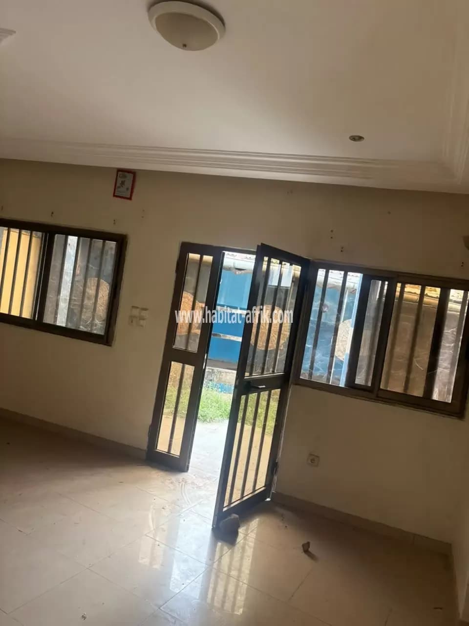 Location villa cour unique de trois (3) chambres salon situé a agoe cacaveli cour d’appel lome togo